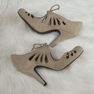 Crown Vintage Tan Suede Mary Jane Pumps w Teardrop Cutout Design
